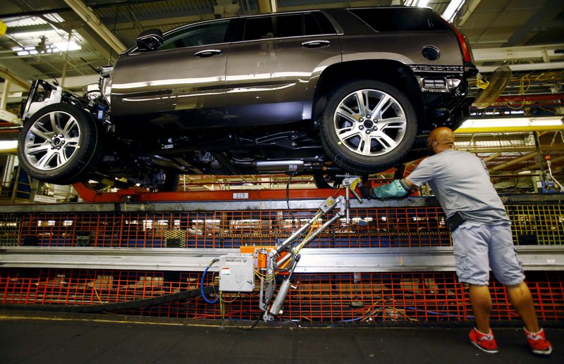 &copy; Reuters. FILE PHOTO: Mike Guillen works on the assembly line at the General Motors Assembly Plant in Arlington, Texas