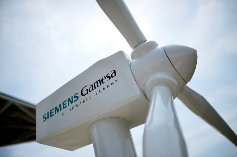 &copy; Reuters. FOTO DE ARCHIVO: Una maqueta de un aerogenerador con el logo de Siemens Gamesa se muestra fuera de la junta general anual de accionistas en Zamudio, España
