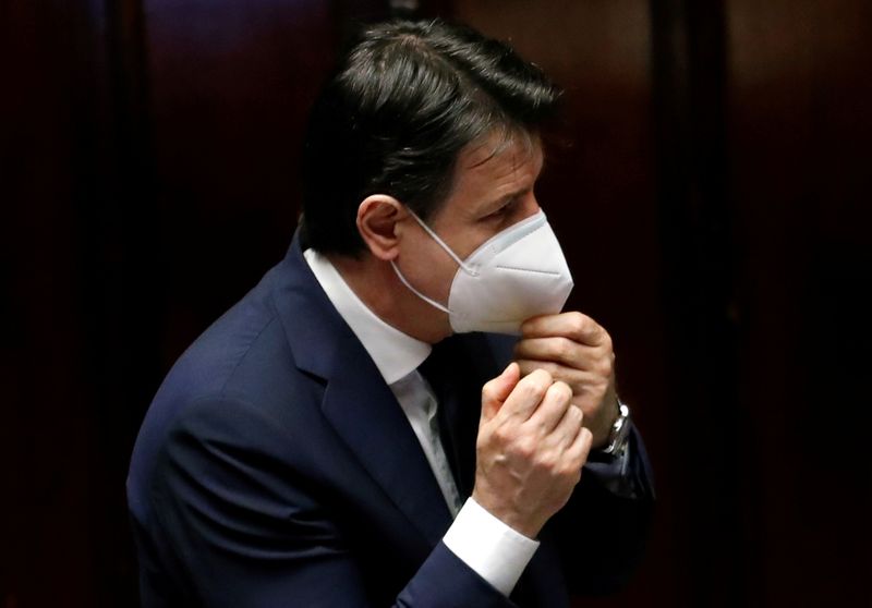 &copy; Reuters. FOTO DE ARCHIVO: El primer ministro italiano Giuseppe Conte portando una mascarilla mientras asiste a una sesión de la Cámara Baja del Parlamento sobre la enfermedad coronavirus (COVID-19) en Roma, Italia