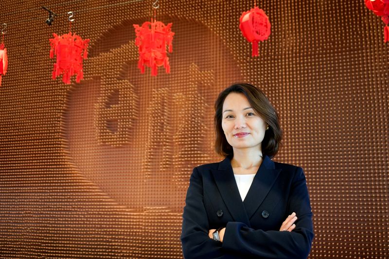 &copy; Reuters. FILE PHOTO: Yum China CEO Joey Wat poses for a picture in Shanghai