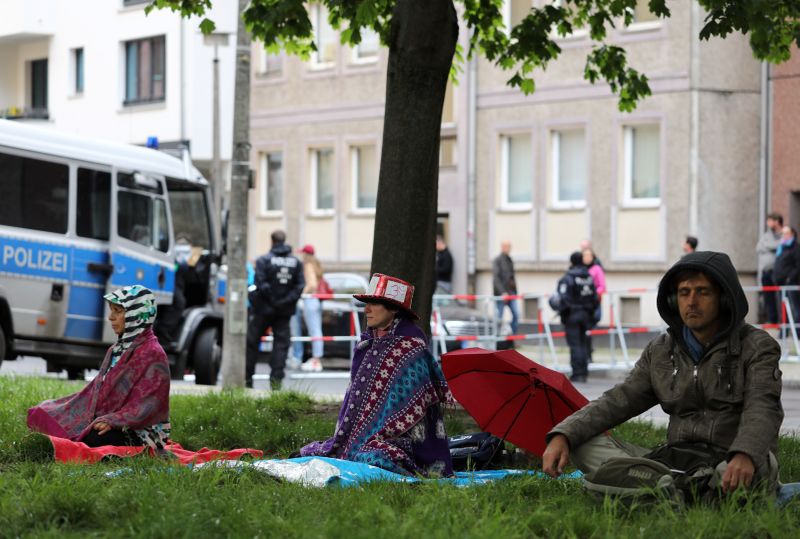 &copy; Reuters. Manifestantes asisten a una protesta contra el cierre impuesto para frenar la propagación de la enfermedad coronavirus (COVID-19), en Berlín