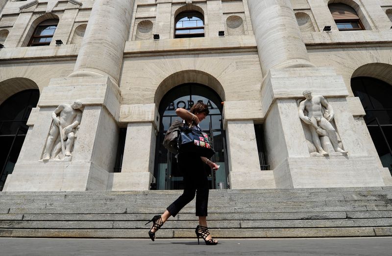 &copy; Reuters. Una donna cammina davanti l&apos;ingresso della Borsa di Milano