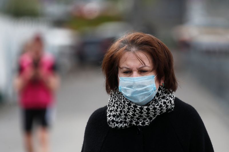 &copy; Reuters. Una mujer que lleva una máscara facial protectora como medida preventiva contra la enfermedad coronavirus (COVID-19) camina en Krasnogorsk a las afueras de Moscú, Rusia