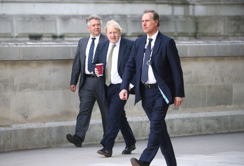 &copy; Reuters. El primer ministro británico Boris Johnson frente a Westminster, en mitad del brote de la enfermedad coronavirus (COVID-19), en Londres, Reino Unido