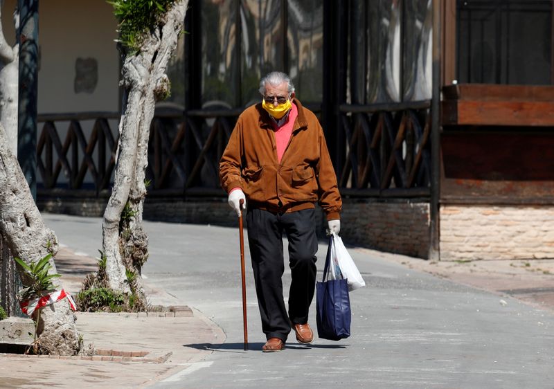 &copy; Reuters. FOTO DE ARCHIVO: Un hombre con una mascarilla y guantes en Capri