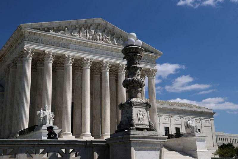 &copy; Reuters. FILE PHOTO: A police officer is mostly alone on the plaza in front of the U.S. Supreme Court building during the coronavirus disease (COVID-19) outbreak in Washington