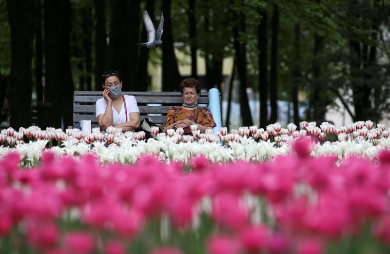 &copy; Reuters. Люди в парке в Алма-Ате