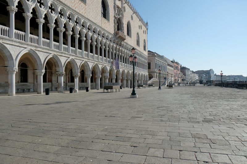 © Reuters. FILE PHOTO: General view of empty Saint Mark's Square as the spread of the coronavirus disease (COVID-19) continues in Venice