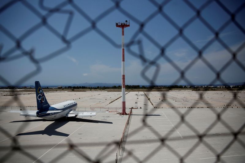 &copy; Reuters. FILE PHOTO: A scrapped aircraft is seen at the tarmac of the former international Hellenikon airport in Athens