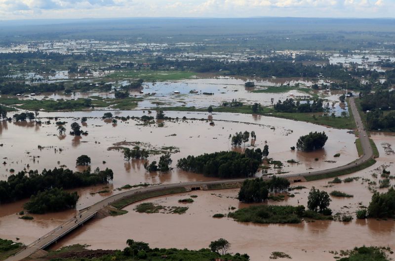 &copy; Reuters. فيضانات في كينيا تقل 194 وإجلاء السكان من مناطق الخطر قرب السدود
