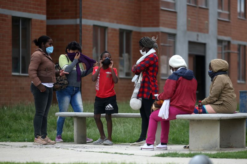 &copy; Reuters. Pessoa usam máscaras de proteção em Soacha, na Colômbia