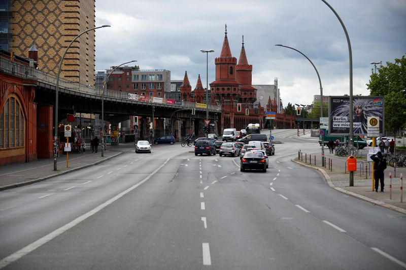 &copy; Reuters. FOTO DE ARCHIVO: Una calle desierta durante el Día Internacional de los Trabajadores en Berlín