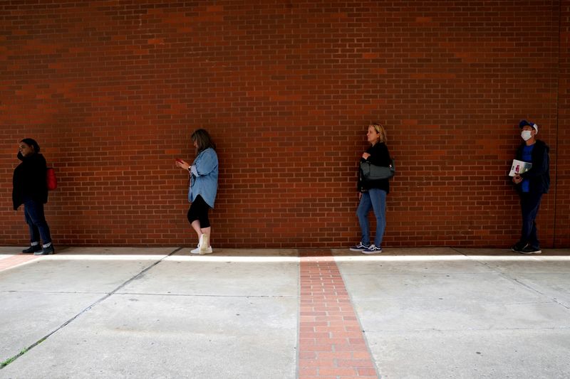 © Reuters. Pessoas aguardam em fila para dar entrada em seguro-desemprego em Fort Smith, nos EUA