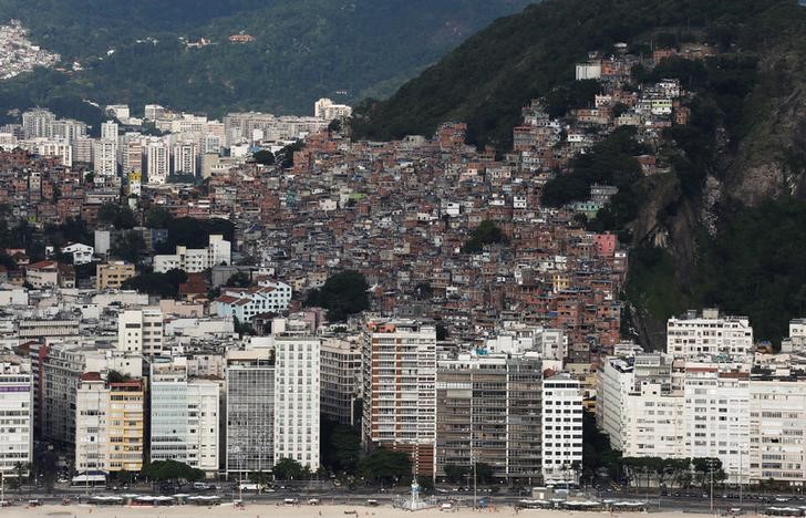 © Reuters. Comunidade do Pavão-Pavãozinho em contraste a prédios na orla de Copacabana, no Rio