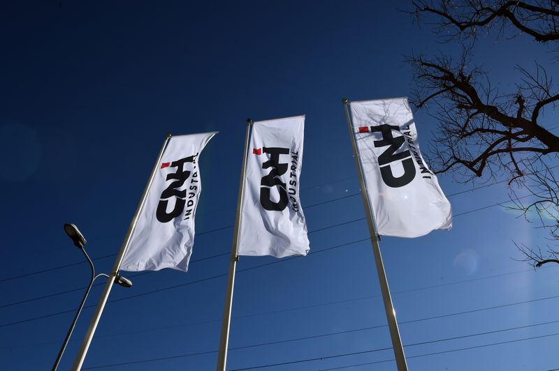 &copy; Reuters. Bandiere con il logo CNH industrial a Torino