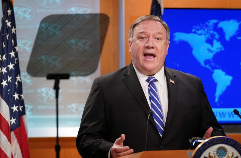 © Reuters. U.S. Secretary of State Pompeo speaks to reporters during briefing at State Department in Washington