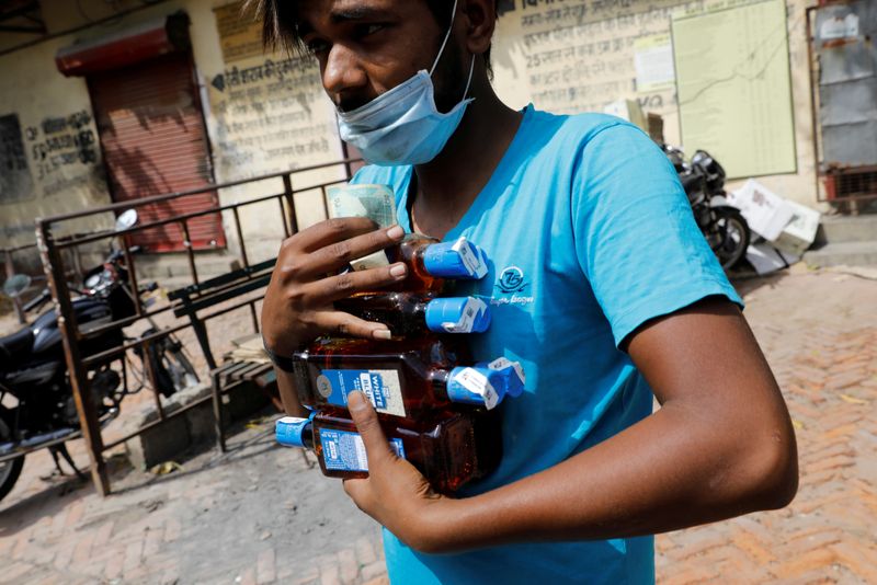 &copy; Reuters. FILE PHOTO: Extended nationwide lockdown to slow spread of coronavirus disease (COVID-19) in New Delhi