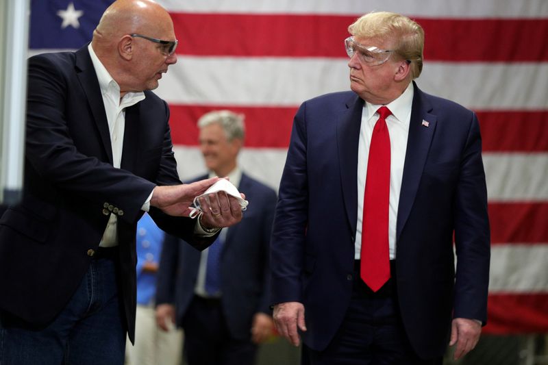 © Reuters. U.S. President Donald Trump tours face mask production facility in Phoenix, Arizona