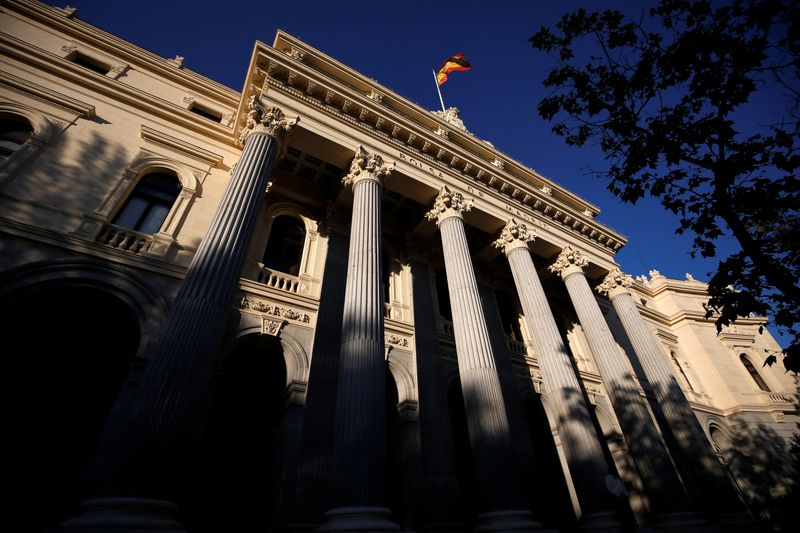 © Reuters. Una bandera española ondea sobre la Bolsa de Madrid, España, el 1 de junio de 2016