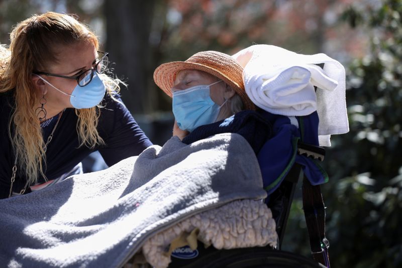 &copy; Reuters. Howard Smith visits his wife Lois for the first time since the statewide lockdown during the outbreak of the coronavirus disease (COVID-19) in New York