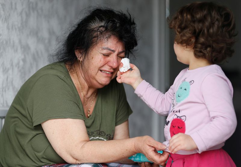 &copy; Reuters. La nieta de Ayse Mehmet le seca las lágrimas en su hogar en Enfield