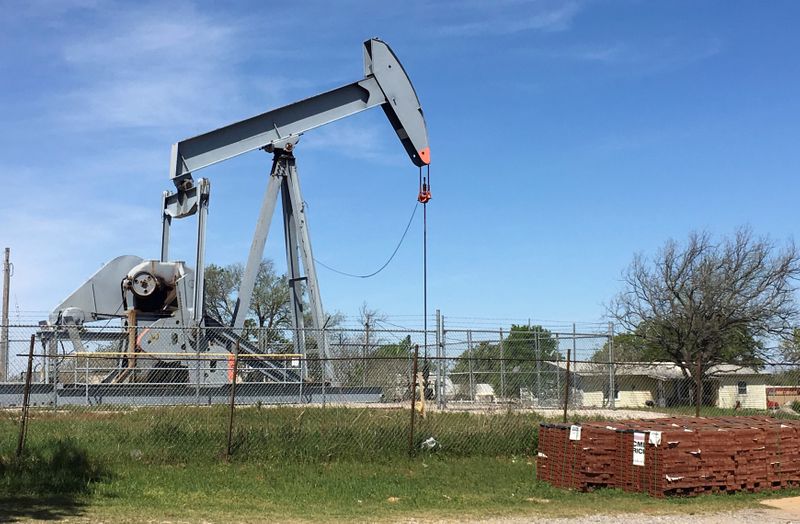 © Reuters. FILE PHOTO: An oil pumpjack is seen in Velma, Oklahoma