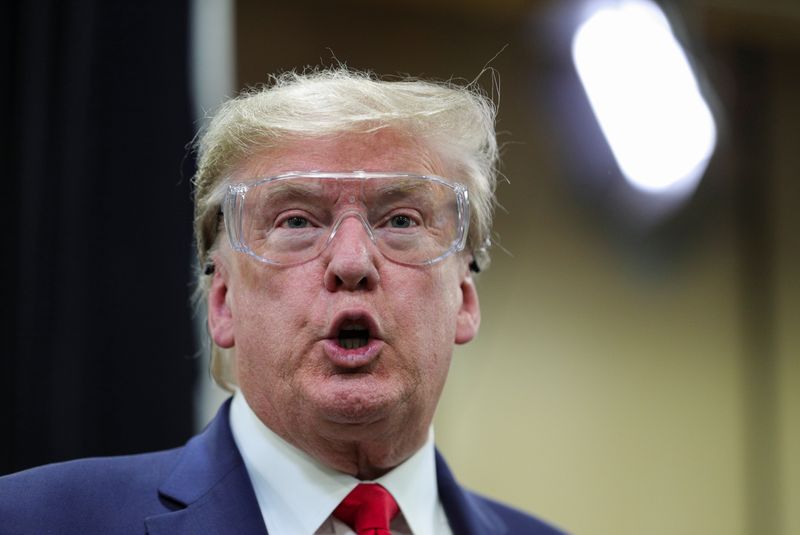 &copy; Reuters. FILE PHOTO: U.S. President Donald Trump tours face mask production facility in Phoenix, Arizona