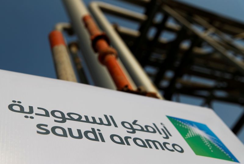 © Reuters. Logo da Saudi Aramco em instalações da empresa em Abqaiq, Arábia Saudita