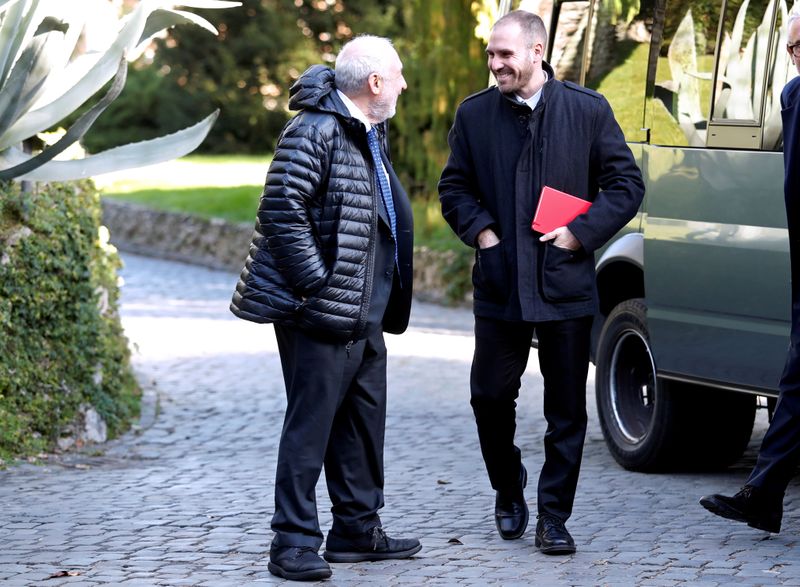 &copy; Reuters. FILE PHOTO: Nobel Prize-winning economist Joseph Stiglitz and Argentina&apos;s Economy Minister Martin Guzman arrive for a conference hosted by the Vatican on economic solidarity