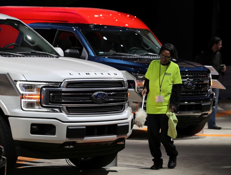 &copy; Reuters. sbFILE PHOTO: Worker cleans Ford pickup truck at the North American International Auto Show in Detroit, Michigan