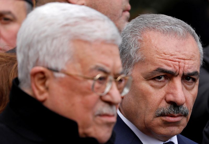 &copy; Reuters. تحليل-الجائحة تعزز فرص رئيس الوزراء الفلسطيني كخليفة محتمل لعباس