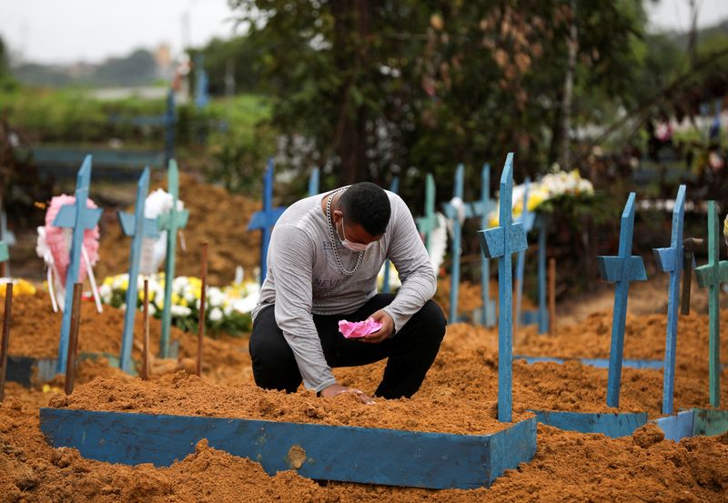&copy; Reuters. Homem durante enterro da avó em cemitério de Manaus