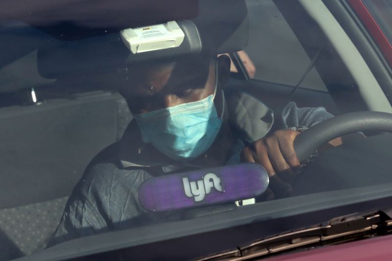 &copy; Reuters. FILE PHOTO: A Lyft rideshare driver wears a mask as he leaves passengers in the U.S. Capitol Hill neighborhood in Washington