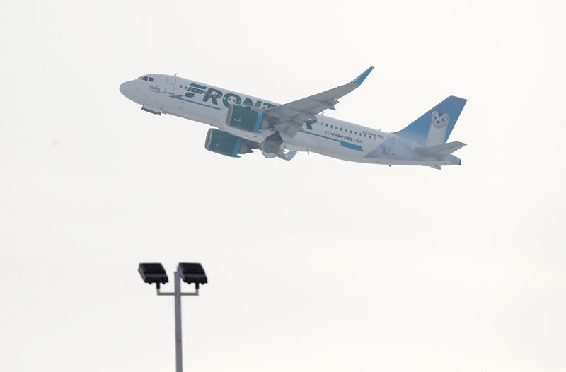 © Reuters. FILE PHOTO: A Frontier Airlines Airbus A320neo plane departs from O'Hare International Airport in Chicago