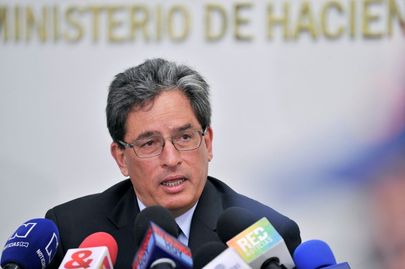 &copy; Reuters. Foto de archivo. El ministro de Hacienda de Colombia, Alberto Carrasquilla, habla en una conferencia de prensa en Bogotá