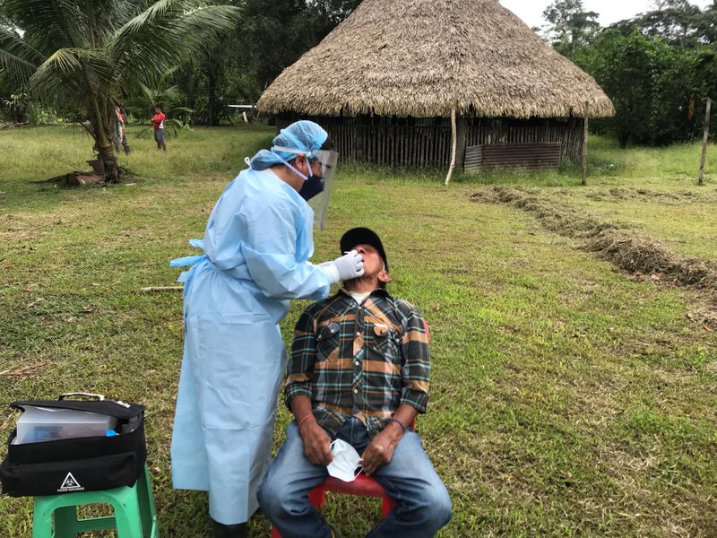 &copy; Reuters. IMAGEN DE ARCHIVO. Un miembro de la Nación Siekopai de la Comunidad Wa&apos;iya se analiza para detectar anticuerpos de la enfermedad por coronavirus (COVID-19), en los territorios de la Nación Siekopai en Sucumbios, Ecuador