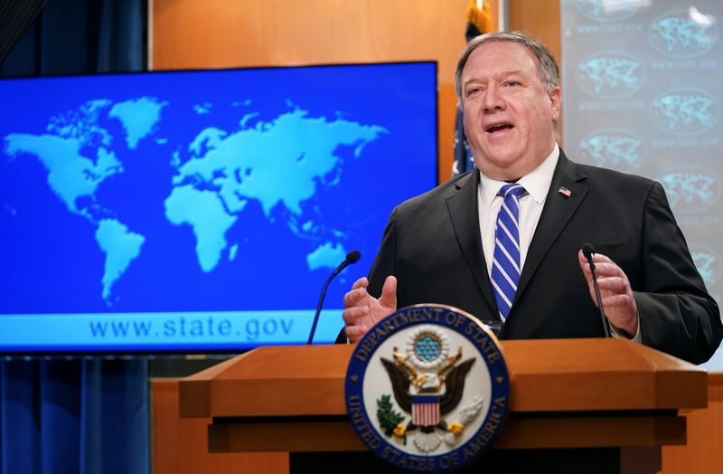 &copy; Reuters. El secretario de Estado de Estados Unidos, Mike Pompeo, realiza una video conferencia desde la sede de su cartera en Washington. Mayo 6, 2020. REUTERS/Kevin Lamarque