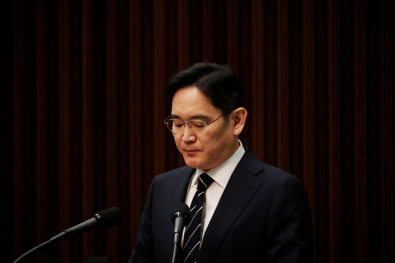 © Reuters. Samsung Electronics Vice Chairman, Jay Y. Lee, speaks during a news conference at a company's office building in Seoul