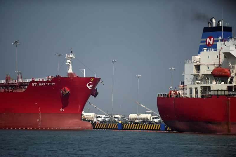 &copy; Reuters. FILE PHOTO: Oil tankers are docked at the port of Tuxpan