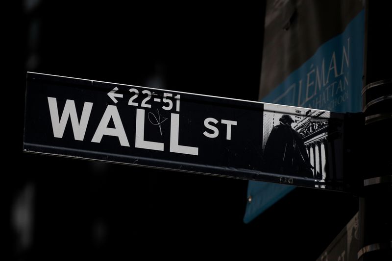 &copy; Reuters. Уличный указатель Уолл-стрит у Нью-Йоркской фондовой биржи
