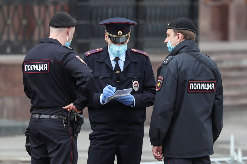 &copy; Reuters. Полицейские в защитных масках в Москве