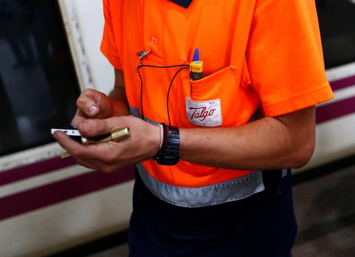 &copy; Reuters. FOTO DE ARCHIVO: Un ingeniero delante de un tren de alta velocidad de Talgo en Bombay