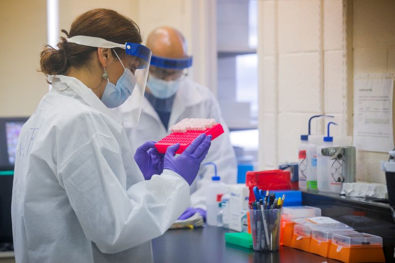 &copy; Reuters. FILE PHOTO: Scientists work in a lab testing COVID-19 samples at New York City&apos;s health department, during the outbreak of the coronavirus disease (COVID-19) in New York