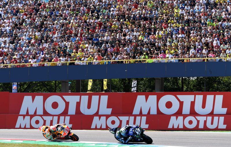 &copy; Reuters. FOTO DE ARCHIVO: Maverick Vinales de Monster Energy Yamaha y Marc Márquez del Repsol Honda durante la carrera  MotoGP en el TT Gran Premio de Assen, en Assen, Holanda