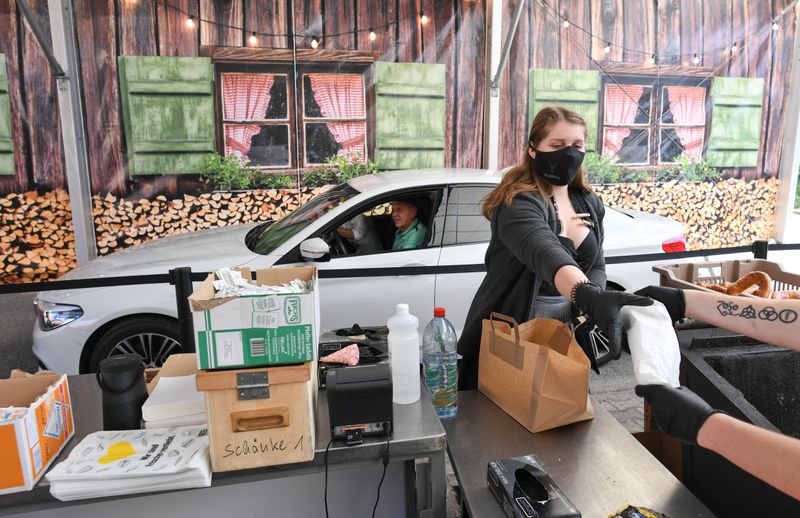 &copy; Reuters. Pessoas compram comida de carro em festival na Baviera, na Alemanha