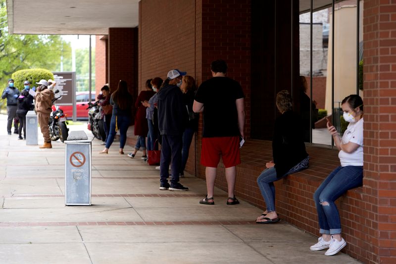 © Reuters. Pessoas que perderam seus empregos na fila do auxílio-desemprego em Arkansas, EUA