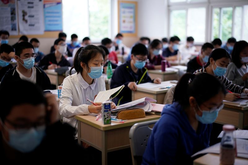 &copy; Reuters. Estudantes em sala de aula de escola de Xangai
