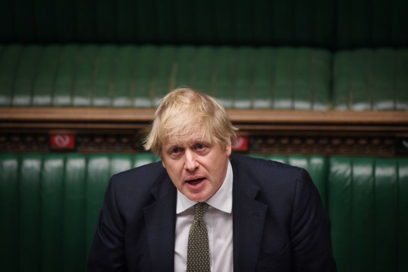 © Reuters. متحدث باسم رئيس وزراء بريطانيا: سنعلن تخفيفا محدودا لإجراءات العزل
