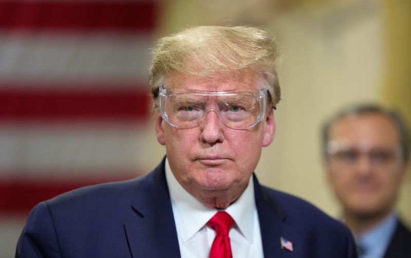 &copy; Reuters. FILE PHOTO: U.S. President Donald Trump tours face mask production facility in Phoenix, Arizona