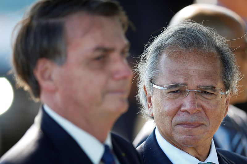 &copy; Reuters. Presidente Jair Bolsonaro e ministro da Economia, Paulo Guedes, em frente ao Palácio da Alvorada